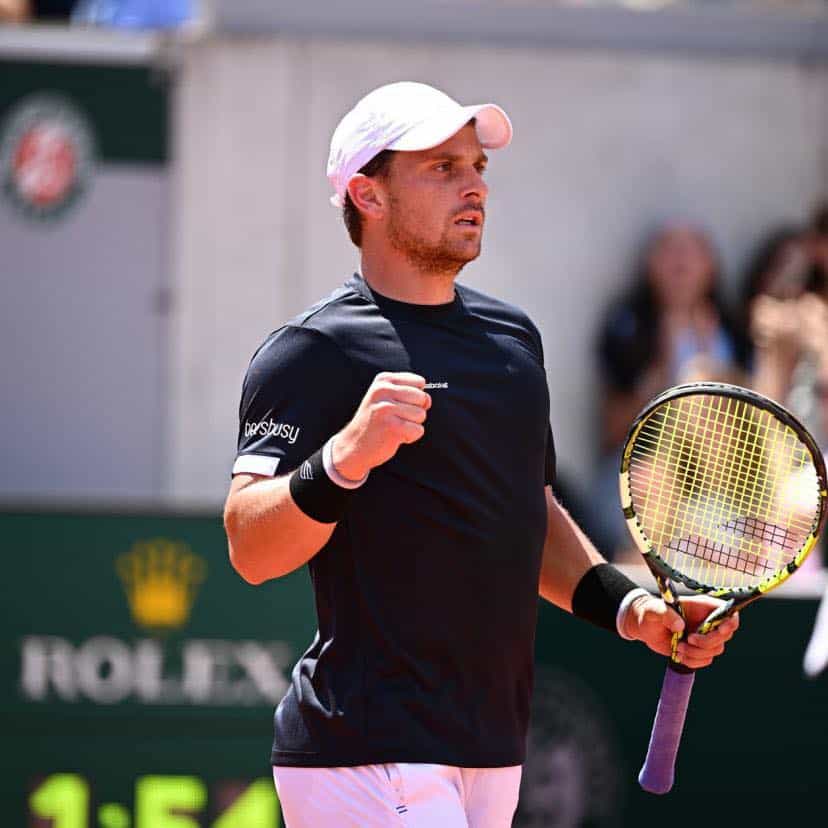 Clément Tabur à Roland Garros avec son tshirt Beesbusy