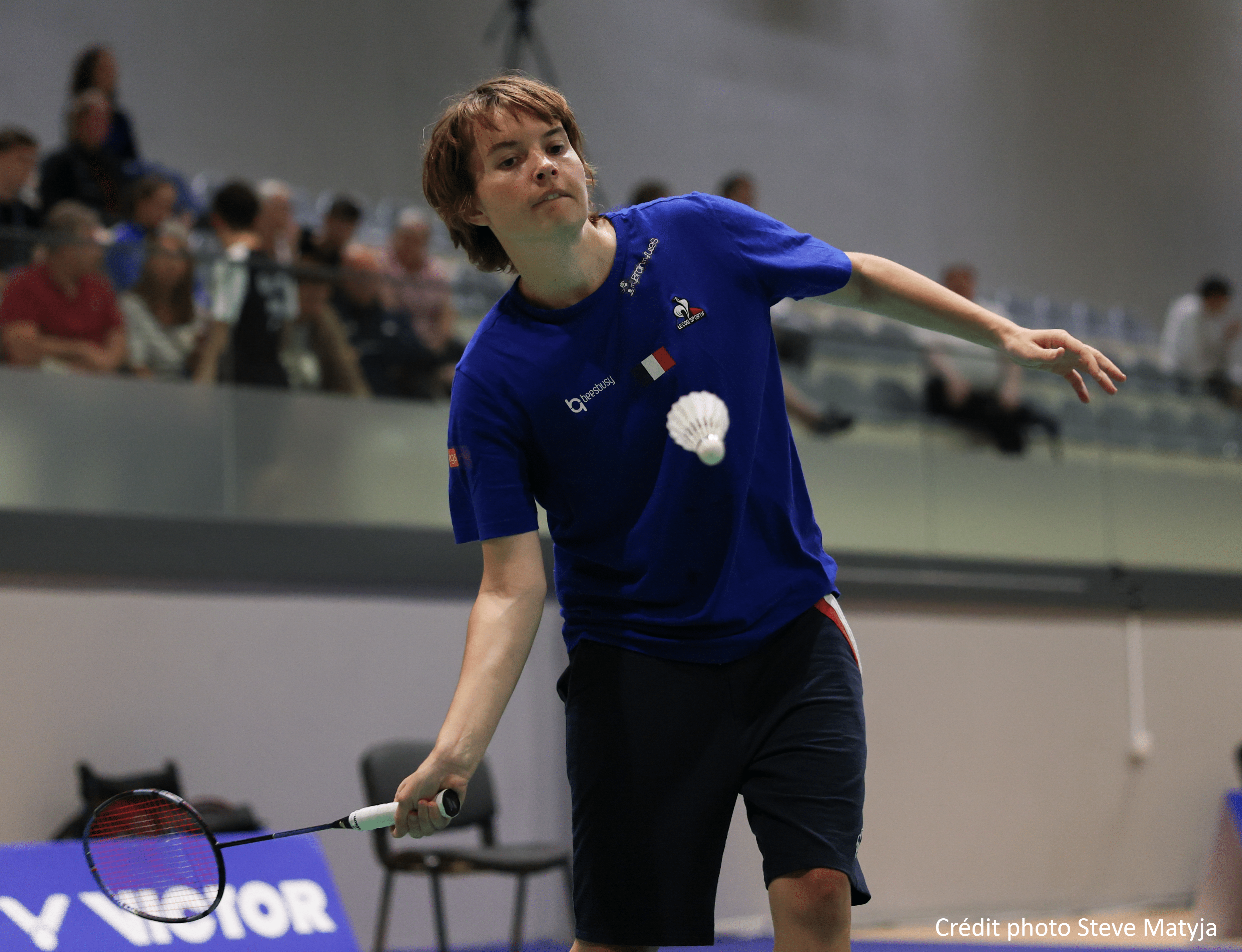 Milena Surreau in action, catching a badminton shuttlecock